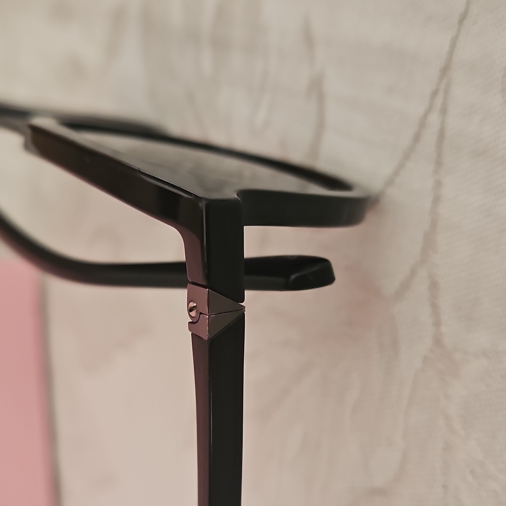 Guess Sunglasses With Case. - Picture 9 of 15